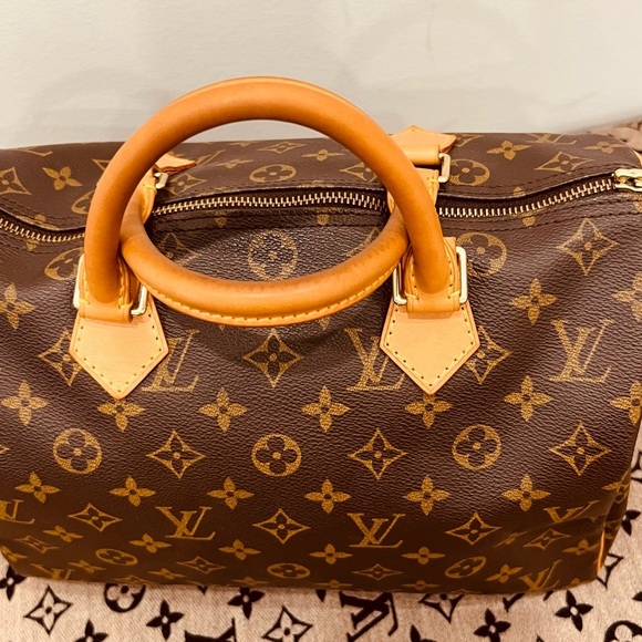 Authentic Louis Vuitton Speedy 30 in Monogram Canvas - Picture 9 of 16